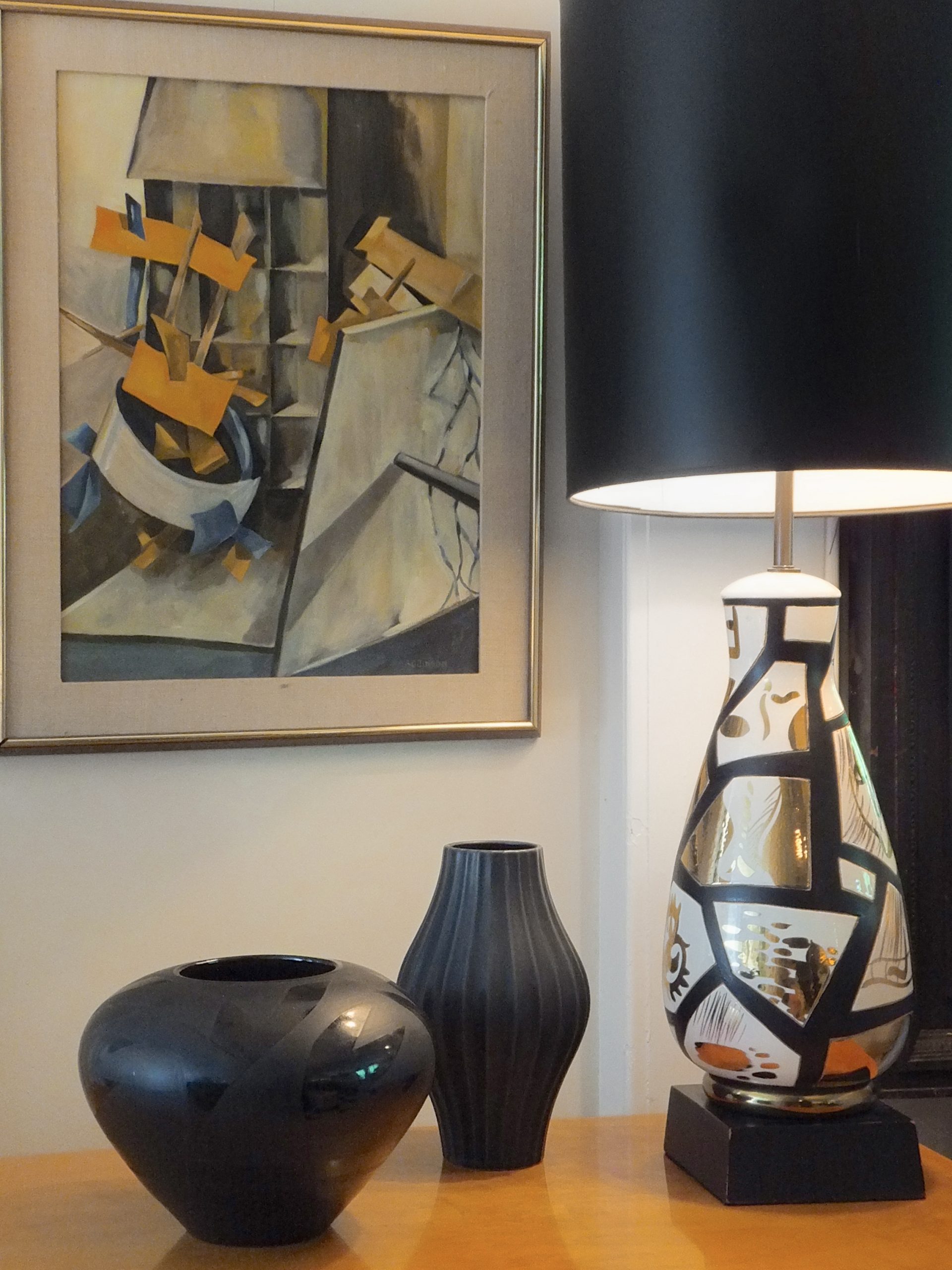 Pair of Black and Gold Ceramic Lamps - Image 2